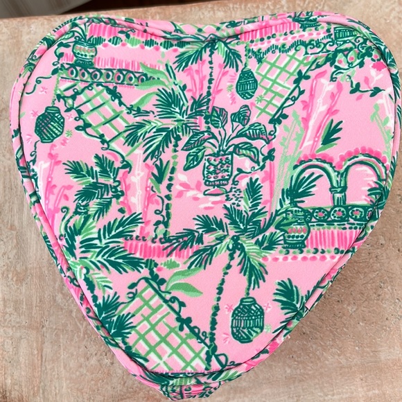 Lilly Pulitzer heart shaped case in "Mandevilla Baby Always Worth It"  NEW - Picture 5 of 9